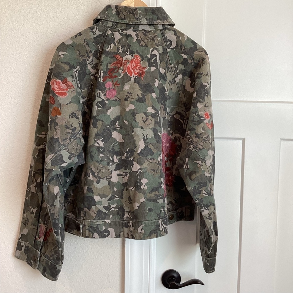 🌹Anthropologie Camouflage Denim Utility Jacket Pilcro New Floral Embroidered - Picture 11 of 15